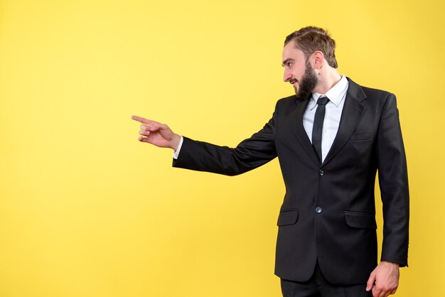 Foto grátis jovem feliz apontando chupando no lado direito