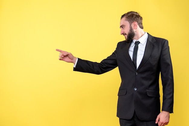 Jovem feliz apontando chupando no lado direito