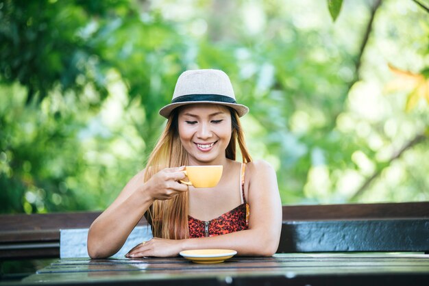 Jovem feliz com café com leite na manhã