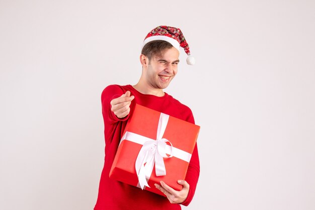 Jovem feliz com chapéu de Papai Noel em pé no branco