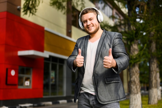 Jovem feliz com fones de ouvido, olhando para a câmera