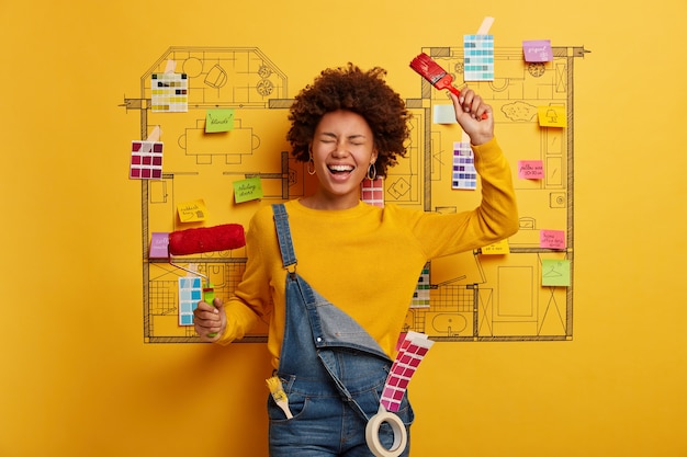 Foto grátis jovem feliz designer planejando reforma de apartamento moderno