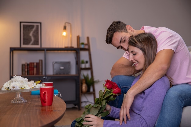 Foto grátis jovem feliz e surpresa