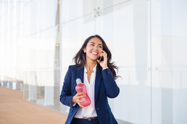 Foto grátis jovem feliz falando pelo telefone celular