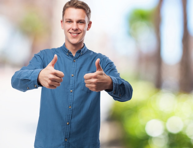 Foto grátis -jovem feliz fazendo o sinal aprovado