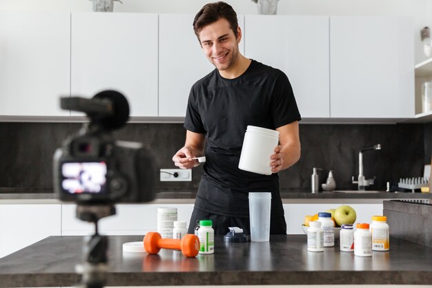 Jovem feliz filmando seu episódio de blog de vídeo