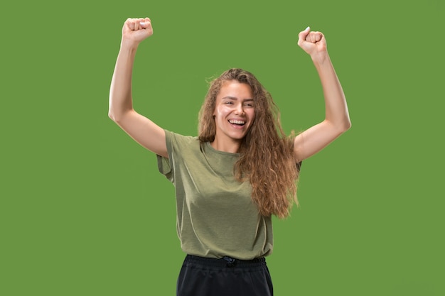 Jovem feliz levantando os braços para comemorar