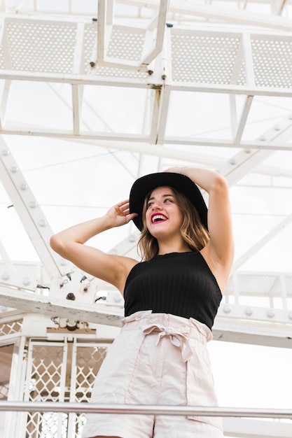 Foto grátis jovem feliz no parque de diversões