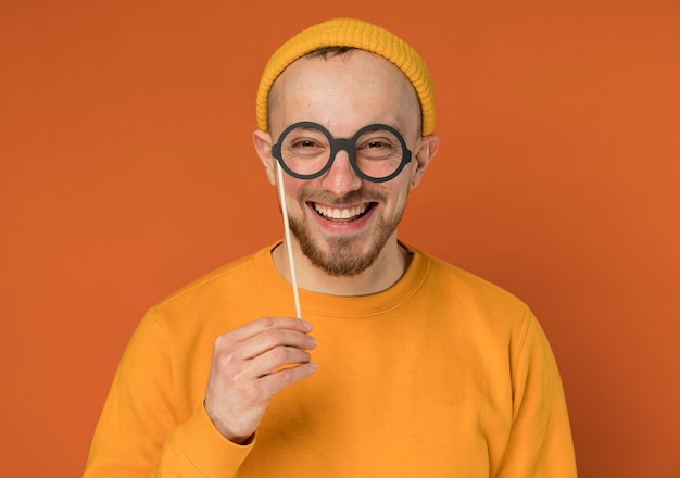 Jovem feliz rindo dentro de casa