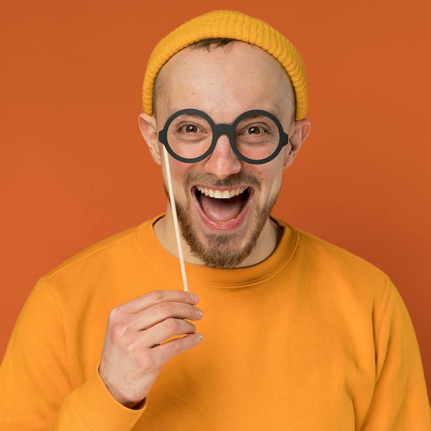 Foto grátis jovem feliz rindo dentro de casa