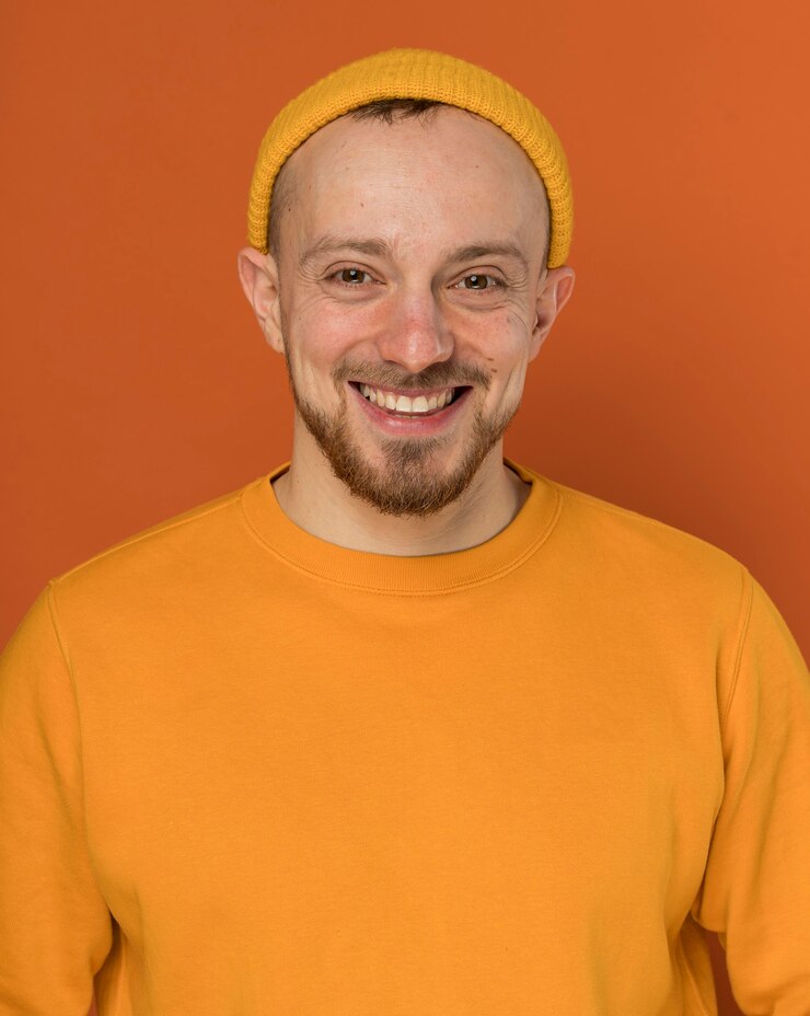 Foto grátis jovem feliz rindo