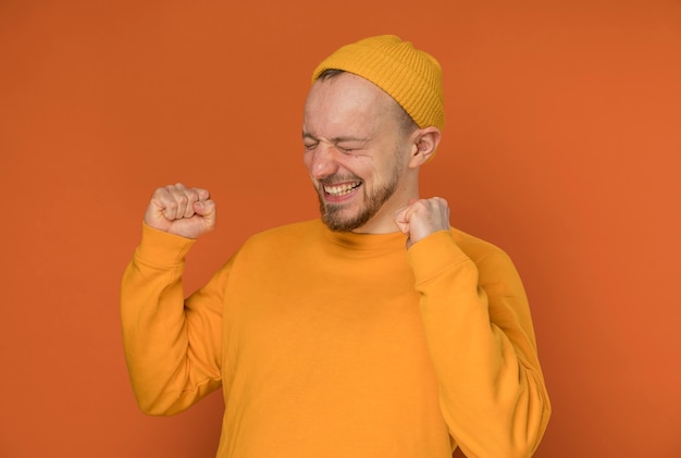 Foto grátis jovem feliz rindo