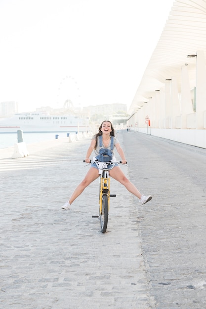 Foto grátis jovem feliz se divertindo enquanto andava de bicicleta