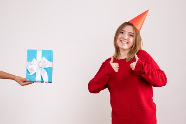 Jovem fêmea aceitando seu presente