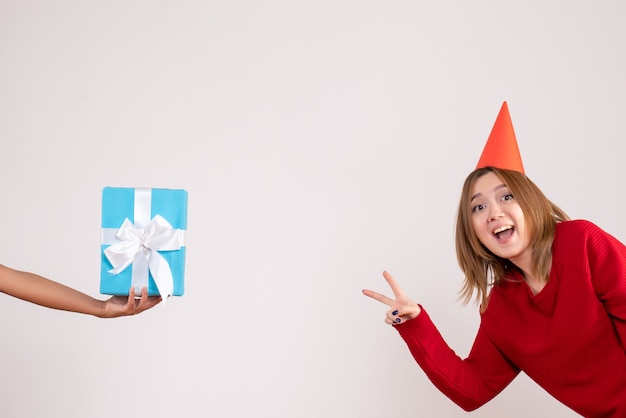 Jovem fêmea aceitando seu presente