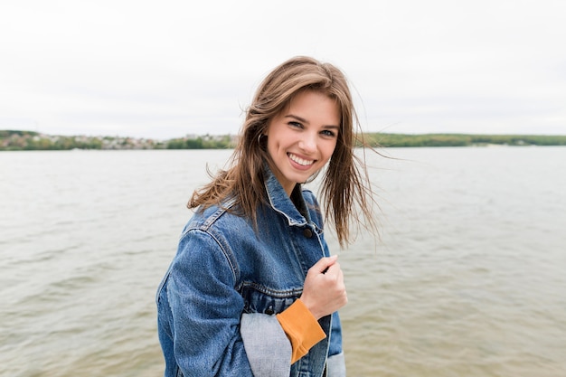 Jovem fêmea, apreciando a brisa do mar