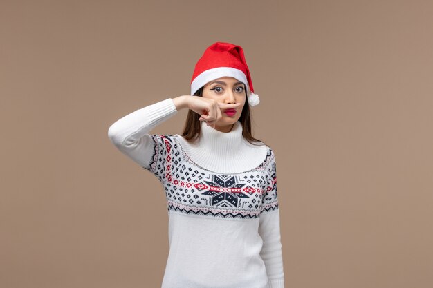 Jovem fêmea fazendo bigode em um fundo marrom emoção nas férias de natal