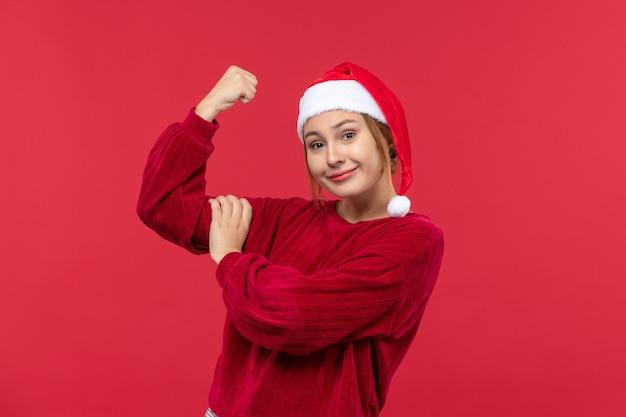 Jovem fêmea sorrindo e se flexionando de frente, feriado de natal vermelho