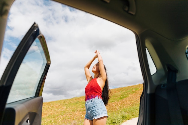 Foto grátis jovem, femininas, desfrutando, ar fresco