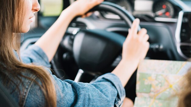 Jovem, femininas, dirigindo, car