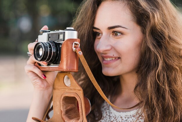 Jovem, femininas, levando, foto, com, câmera