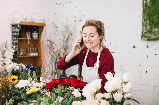 Jovem florista falando no smartphone