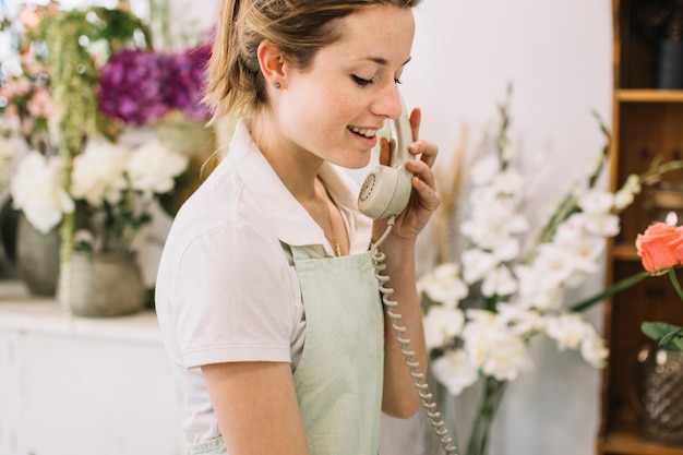 Jovem florista falando no telefone