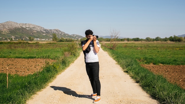 Foto grátis jovem, fotógrafo, fotografar, ao ar livre