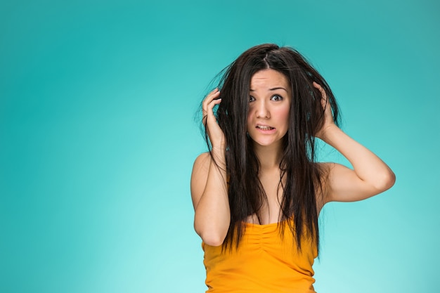 Foto grátis jovem frustrada, com um cabelo ruim