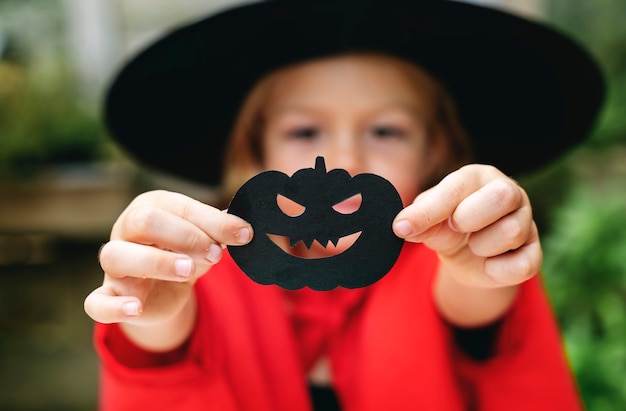 Jovem garota brincalhona, aproveitando o festival de Halloween