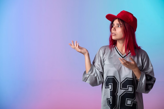 Foto grátis jovem garota com cabelos rosa em roupas de estilo de rua.