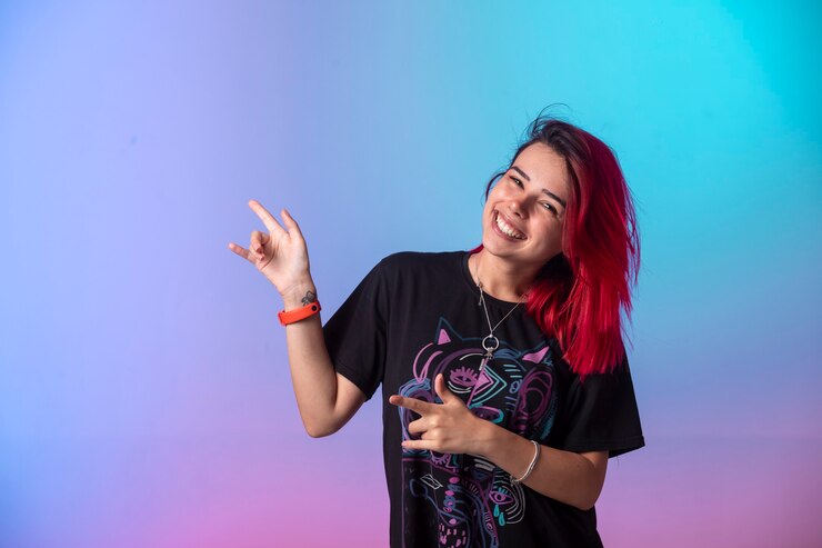Foto grátis jovem garota com cabelos rosa, enviando mensagem de amizade.