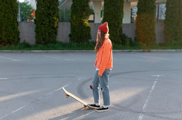 Jovem garota com skate ao ar livre