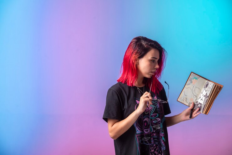 Foto grátis jovem garota de cabelos rosa segurando um caderno.