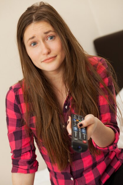 Jovem garota emocional com console de TV