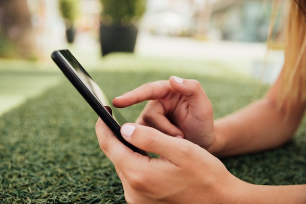 Jovem garota navegando no smartphone