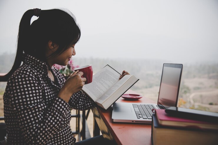 Foto grátis jovem garota no café, livro, leitura, café