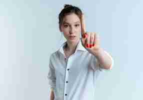 Foto grátis jovem garota russa loira confiante gesticulando com o dedo isolado no espaço em branco com espaço de cópia