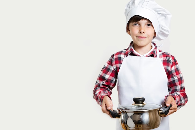 Jovem garoto pronto para cozinhar