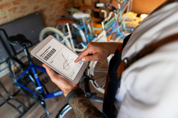 Jovem gerenciando seu negócio de bicicletas