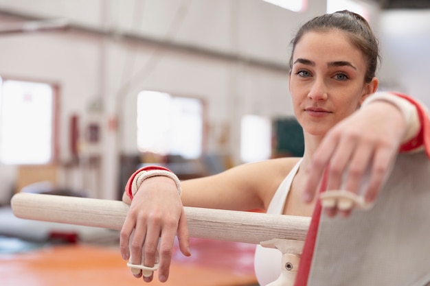 Foto grátis jovem ginasta treinando para competição