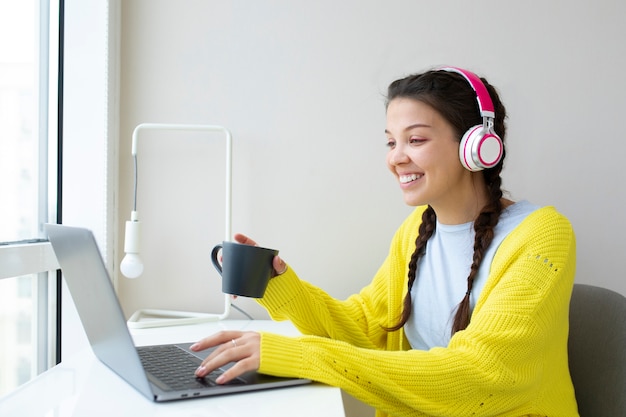 Foto grátis jovem gostando de ouvir música