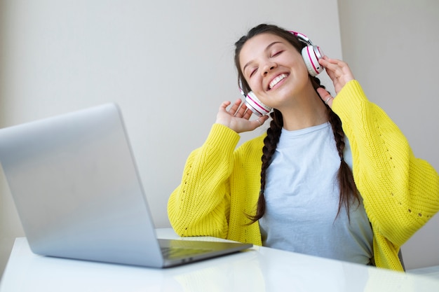 Foto grátis jovem gostando de ouvir música