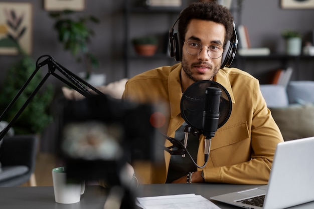 Jovem gravando podcast de tiro médio