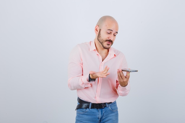 Jovem gravando uma mensagem de voz no celular