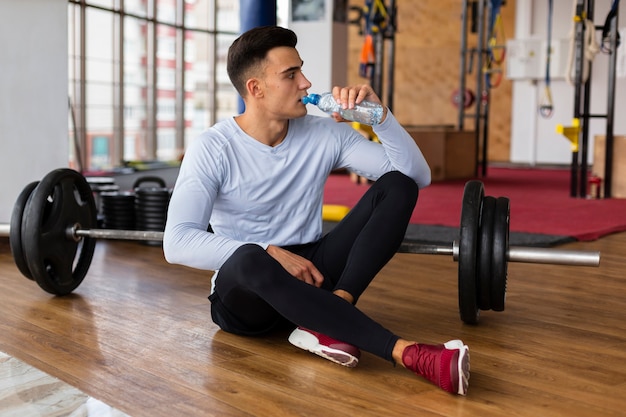 Jovem hidratação pausa após exercícios