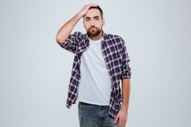 Foto grátis jovem homem barbudo chocado na camisa