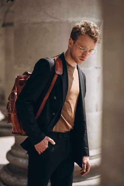 Jovem homem bonito em espetáculos