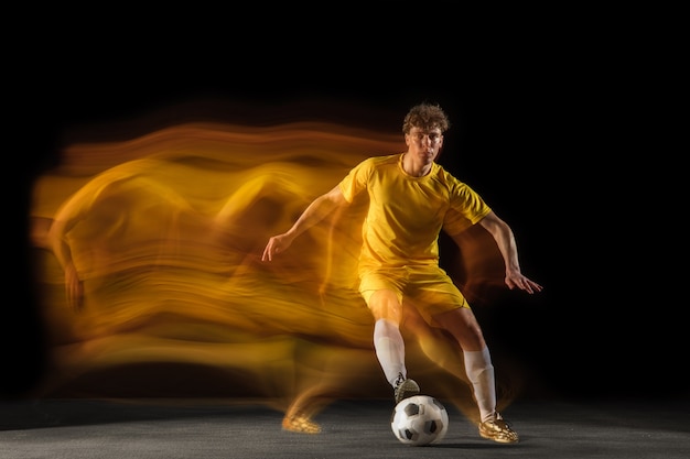 Atleta chutando bola de futebol silhueta de jogador de futebol