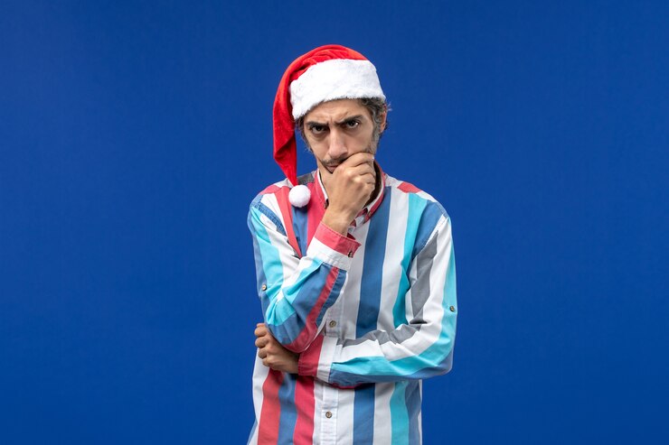 Foto grátis jovem homem de frente com expressão pensativa, emoções masculinas de natal